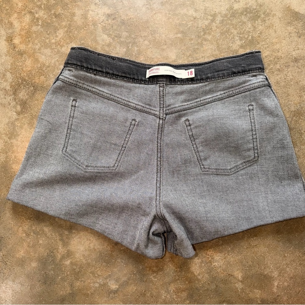 Levi’s - Women’s Black Denim Shorts High Rise Rolled Hem - Size 28 - Picture 7 of 9